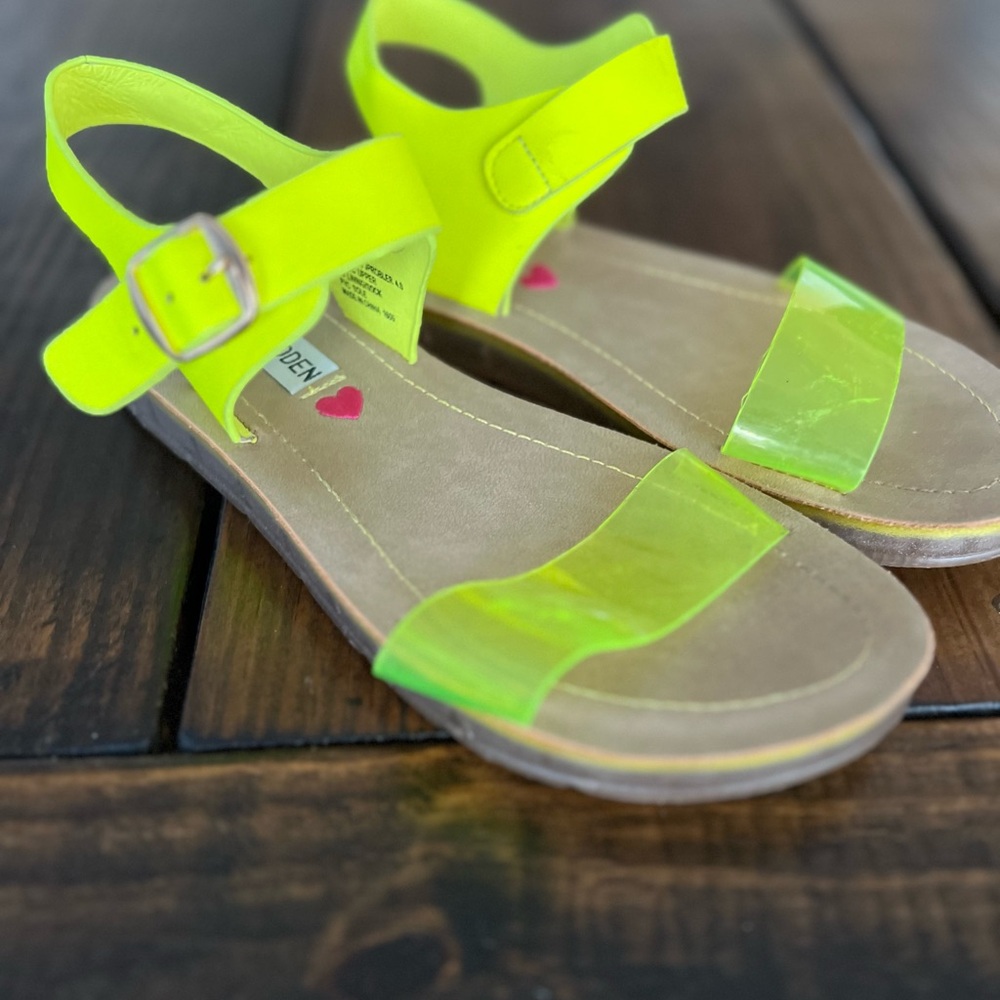 Steve Madden Green Sandals with Adjustable Straps and Comfortable Sole